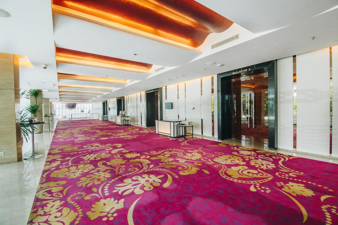 JS Luwansa Hotel&Convention Center Giacarta Esterno foto